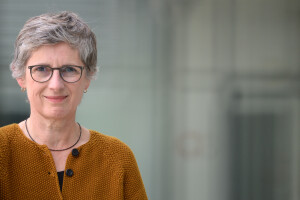 Britta Haßelmann am linken Bild Rand stehend