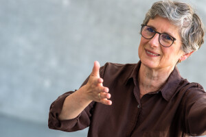 Britta Haßelmann gestikuliert erklärend etwas mit Ihren Händen
